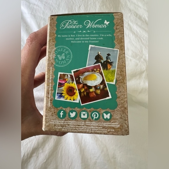 The Pioneer Woman Charlie & Walter Dog Stoneware Salt & Pepper Shaker Set NIB - Picture 6 of 9